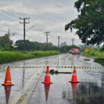 Motorista fica preso às ferragens em acidente com duas carretas na SC-443