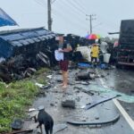 Motorista fica preso às ferragens em acidente com duas carretas na SC-443