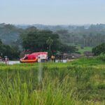 Motorista fica preso às ferragens em acidente com duas carretas na SC-443