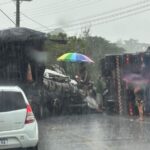 Motorista fica preso às ferragens em acidente com duas carretas na SC-443