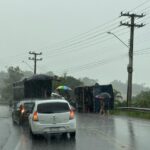 Motorista fica preso às ferragens em acidente com duas carretas na SC-443