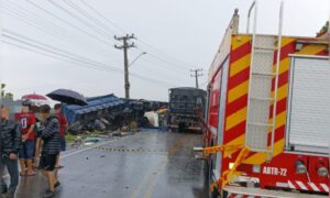 Motorista fica preso às ferragens em acidente com duas carretas na SC-443