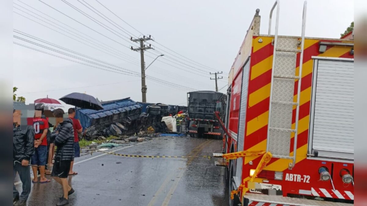 Motorista fica preso às ferragens em acidente com duas carretas na SC-443