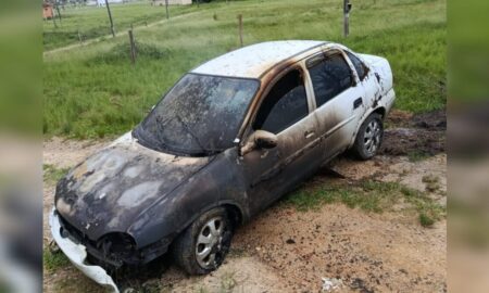 Veículo pega fogo na Linha Serafin