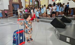 Missa com as Crianças marca início do ano letivo com bênção das mochilas