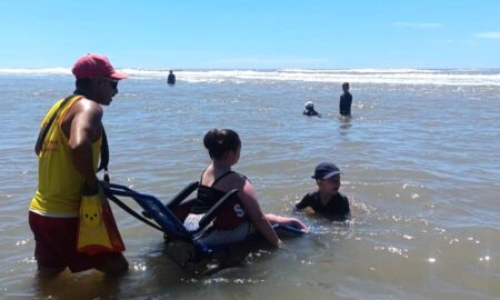 Praia da Esplanada oferece cadeira anfíbia e garante banho de mar acessível