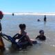 Praia da Esplanada oferece cadeira anfíbia e garante banho de mar acessível