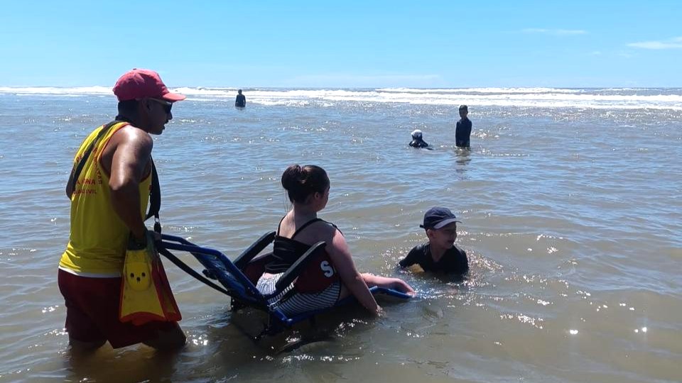 Praia da Esplanada oferece cadeira anfíbia e garante banho de mar acessível