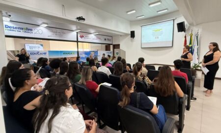 Secretaria de Educação promove formação para auxiliares e estagiárias da rede municipal