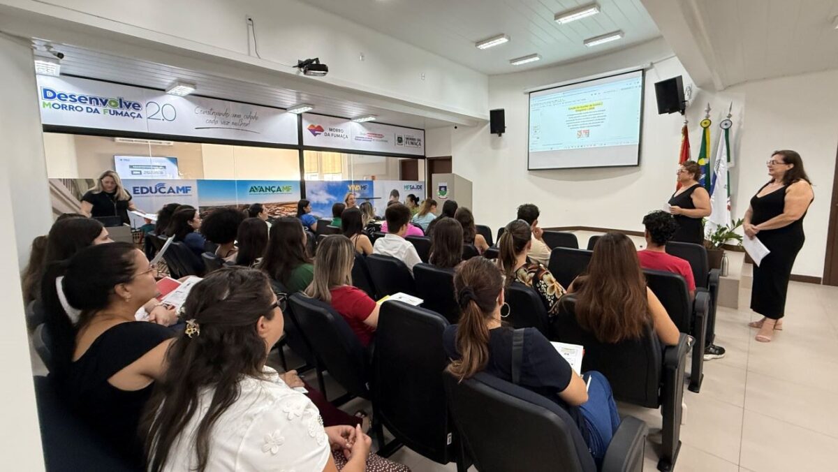Secretaria de Educação promove formação para auxiliares e estagiárias da rede municipal