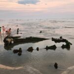 Maré baixa revela embarcações afundadas e chama atenção no Balneário Esplanada 6 Maré baixa revela embarcações afundadas e chama atenção no Balneário Esplanada