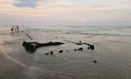 Maré baixa revela embarcações afundadas e chama atenção no Balneário Esplanada