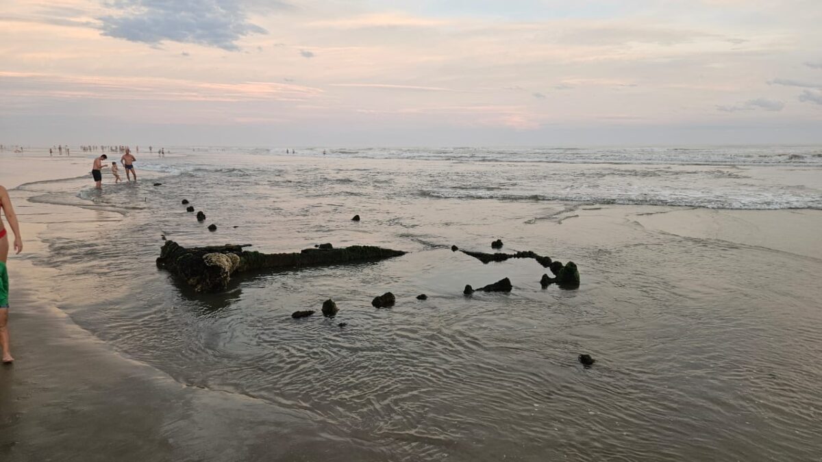 Maré baixa revela embarcações afundadas e chama atenção no Balneário Esplanada