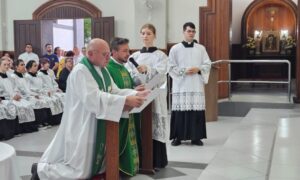 Padre Daniel Zilli toma posse como novo pároco da Paróquia São Roque