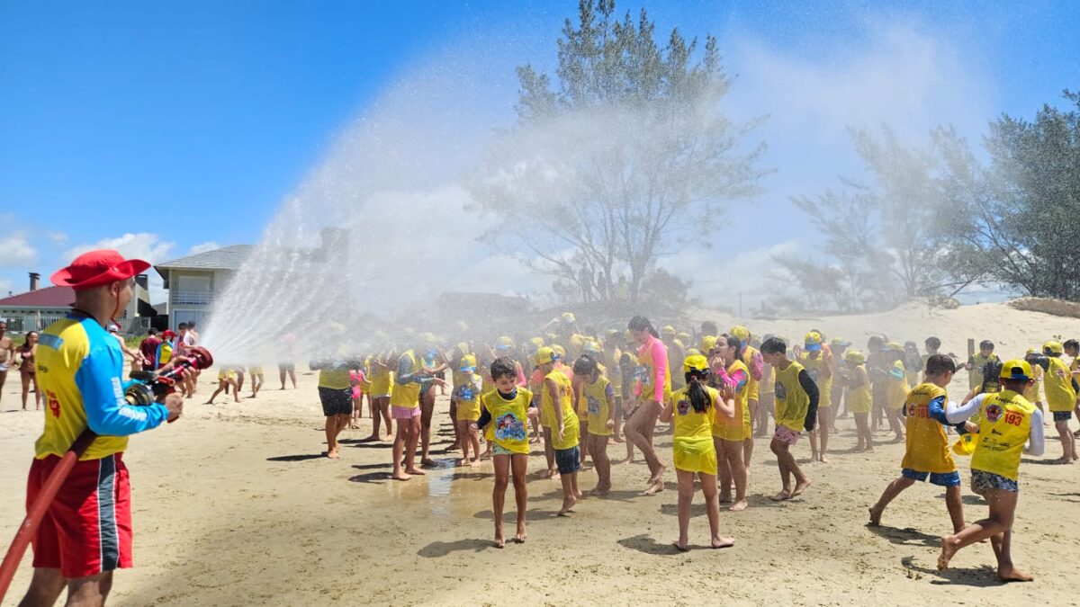 Projeto Golfinho reúne mais de 90 crianças no Balneário Esplanada
