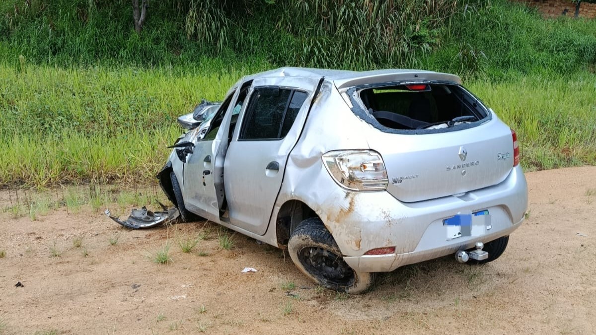 Motorista perde o controle e veículo capota na Rodovia Gregório Espíndola