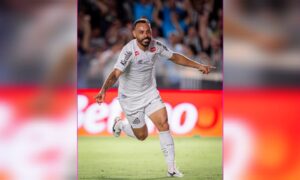 Moisés Vieira marca o primeiro gol com a camisa do Santos