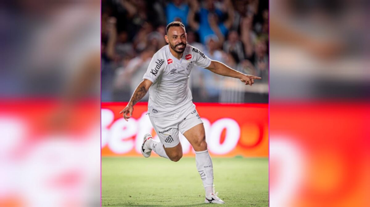 Moisés Vieira marca o primeiro gol com a camisa do Santos