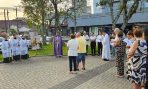 Oração da Via Sacra reúne fiéis na praça da Igreja Matriz São Roque