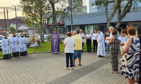 Oração da Via Sacra reúne fiéis na praça da Igreja Matriz São Roque