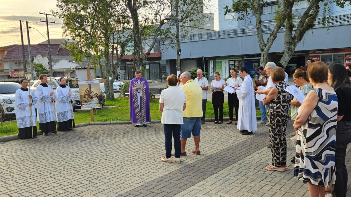 Oração da Via Sacra reúne fiéis na praça da Igreja Matriz São Roque
