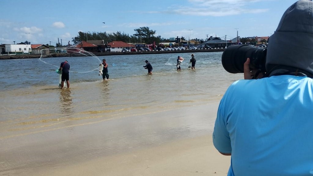 Projeto da Unesc realiza imersão técnica para avançar estudo sobre botos e pesca cooperativa