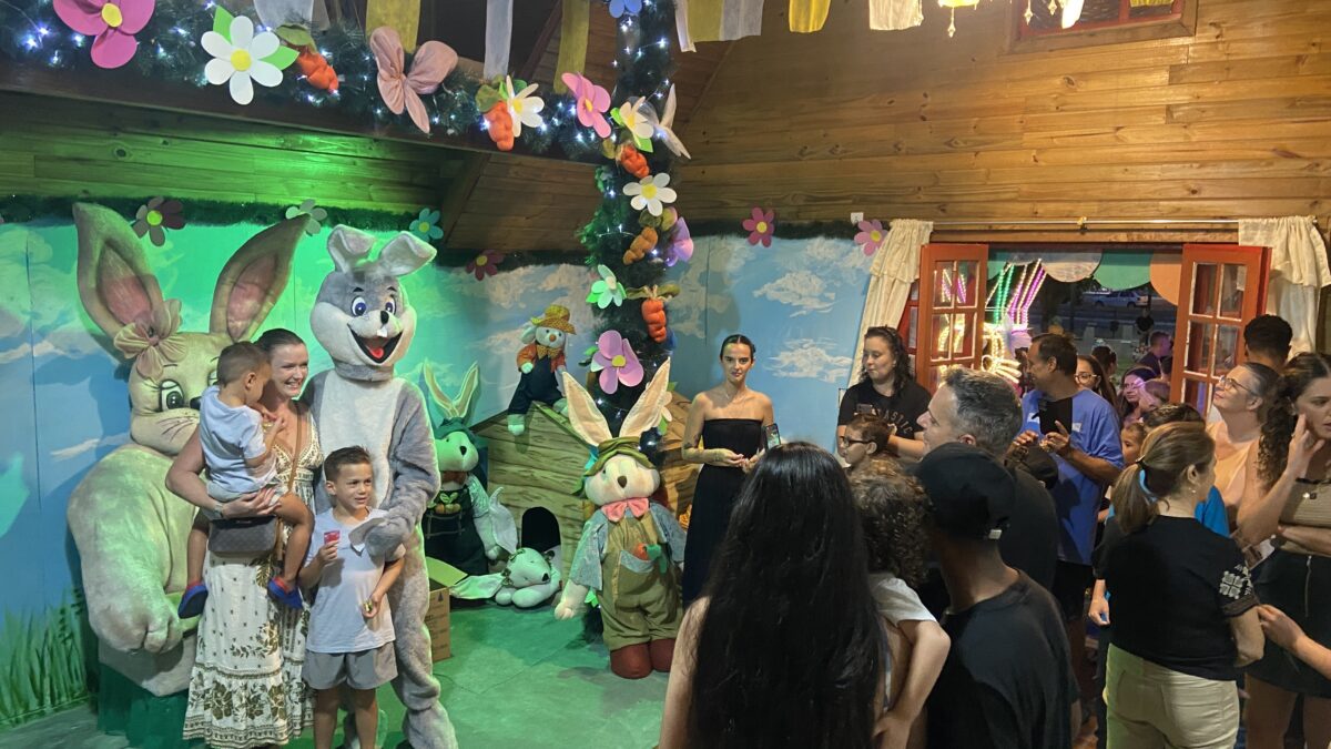 Abertura da Toca do Coelho leva encanto da Páscoa a Morro da Fumaça