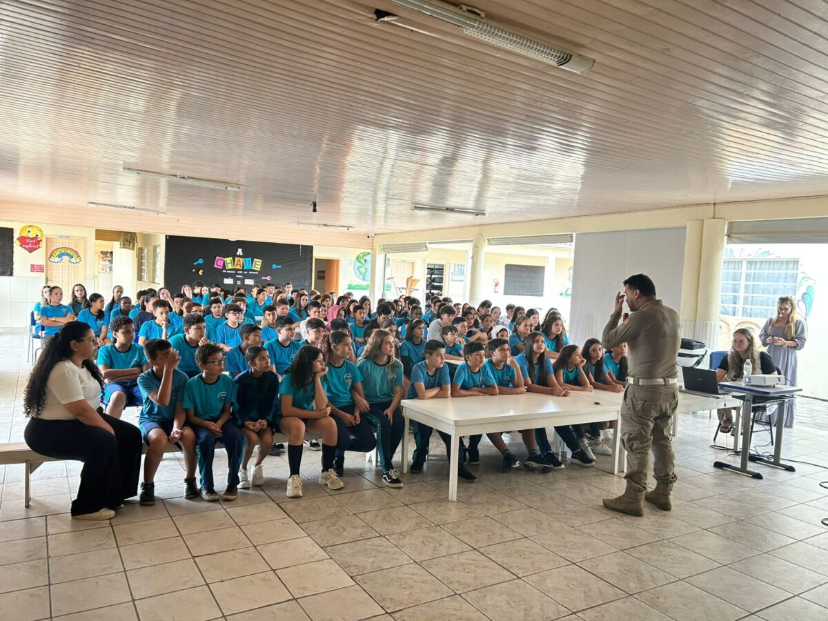 Projeto nas escolas de Morro da Fumaça orienta alunos sobre respeito, bullying e convivência