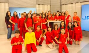 Alunos do Centro Educacional Davi visitam sede da NSC TV em Criciúma