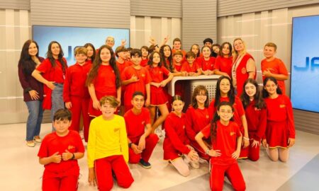 Alunos do Centro Educacional Davi visitam sede da NSC TV em Criciúma