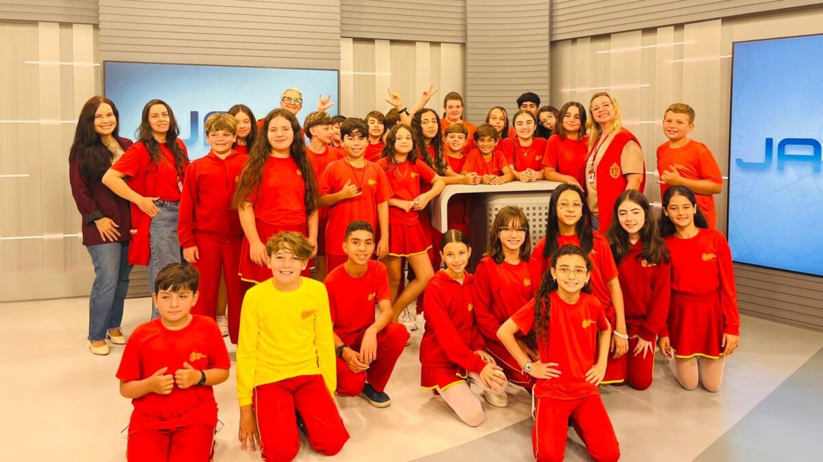Alunos do Centro Educacional Davi visitam sede da NSC TV em Criciúma