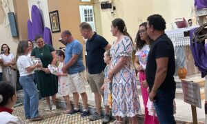 Candidatas a rainha e princesas mirins são apresentadas durante novena em Linha Torrens