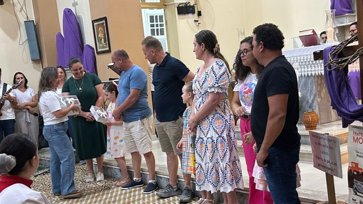 Candidatas a rainha e princesas mirins são apresentadas durante novena em Linha Torrens