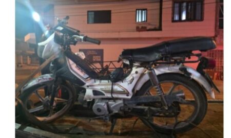 Ciclomotor sem registro é apreendido após condutor desobedecer ordem de parada