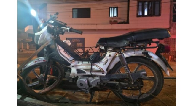 Ciclomotor sem registro é apreendido após condutor desobedecer ordem de parada