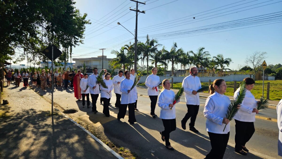 Semana Santa inicia com missa e bênção de Ramos na Paróquia São Roque