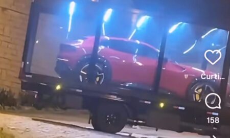 Ferrari de R$ 6 milhões desembarca no Centro de Morro da Fumaça