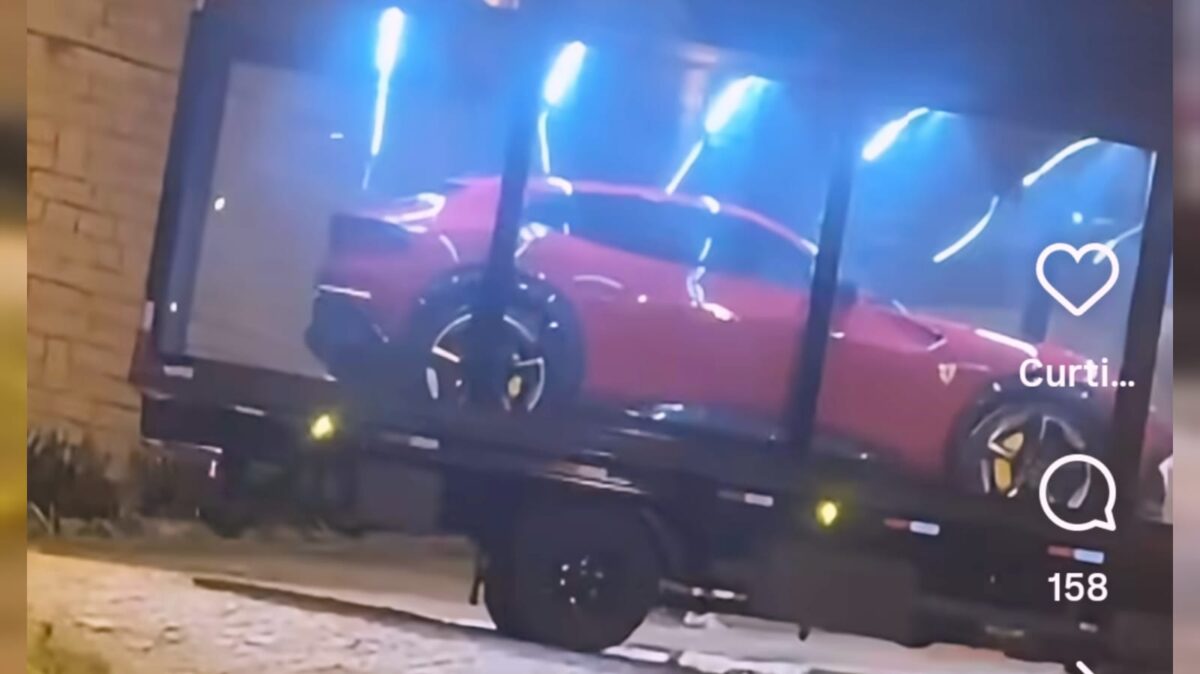 Ferrari de R$ 6 milhões desembarca no Centro de Morro da Fumaça