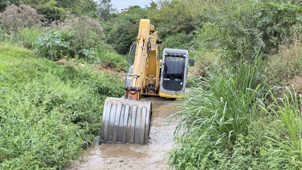 Morro da Fumaça realiza limpeza preventiva nos córregos do Rio Linha Torrens