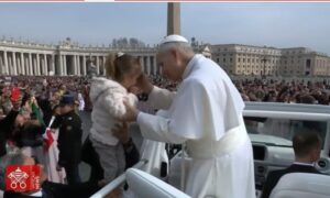 Criança de Morro da Fumaça recebe bênção do Papa no Vaticano