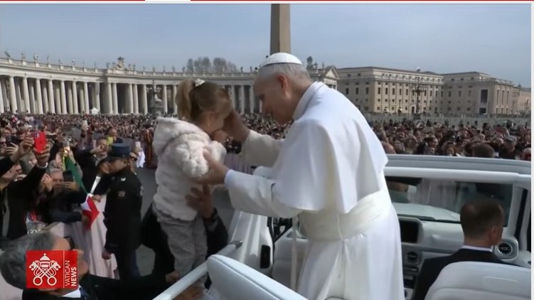 Criança de Morro da Fumaça recebe bênção do Papa no Vaticano
