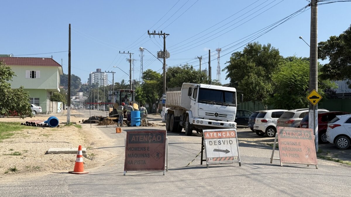 Rua 15 de Novembro tem interdições temporárias para avanço das obras de esgotamento sanitário