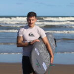 Surfista e engenheiro desenvolve prancha baseada em ciência durante mestrado na Unesc