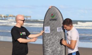 Surfista e engenheiro desenvolve prancha baseada em ciência durante mestrado na Unesc