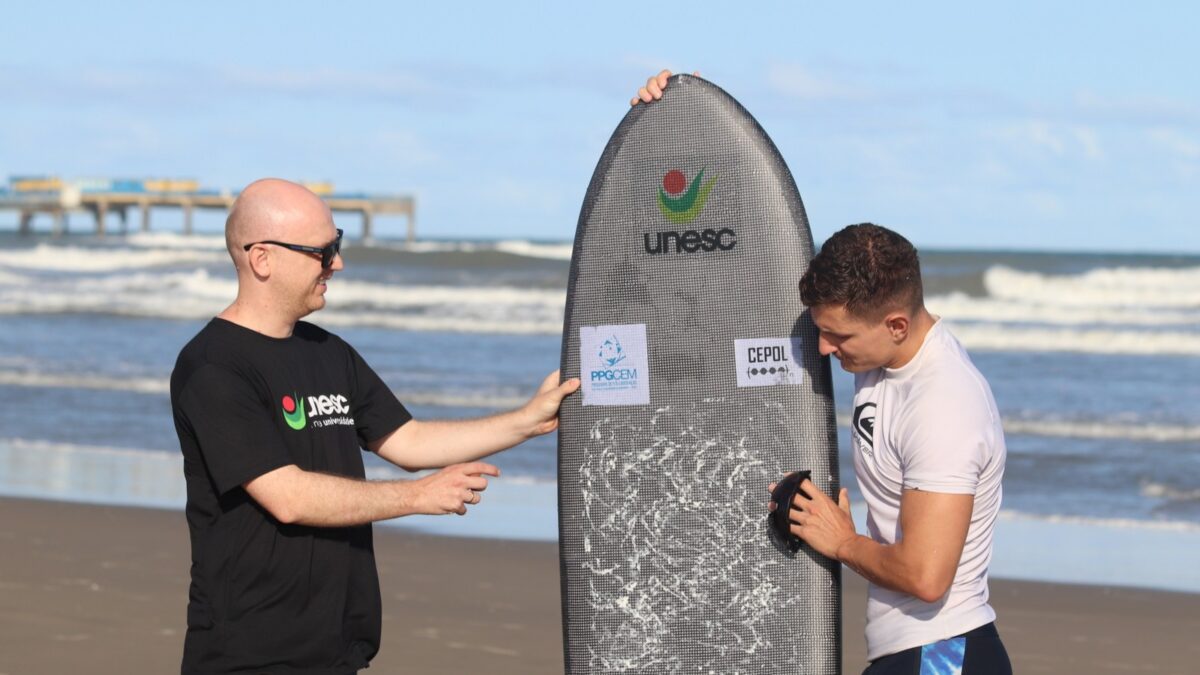 Surfista e engenheiro desenvolve prancha baseada em ciência durante mestrado na Unesc