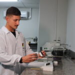 Surfista e engenheiro desenvolve prancha baseada em ciência durante mestrado na Unesc