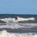 Surfista e engenheiro desenvolve prancha baseada em ciência durante mestrado na Unesc