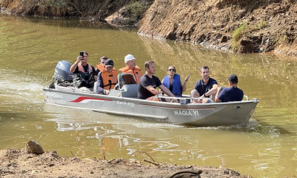 Prefeito de Morro da Fumaça acompanha desassoreamento em Forquilhinha em busca de solução para o Rio Urussanga