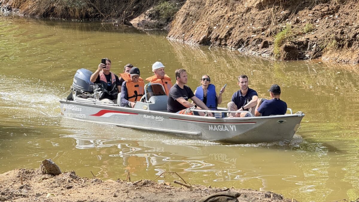 Prefeito de Morro da Fumaça acompanha desassoreamento em Forquilhinha em busca de solução para o Rio Urussanga