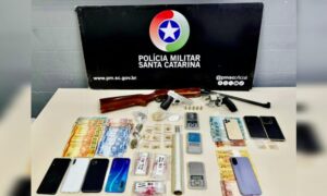 Ação da Polícia Militar termina com prisões, apreensão de armas e entorpecentes em Morro da Fumaça